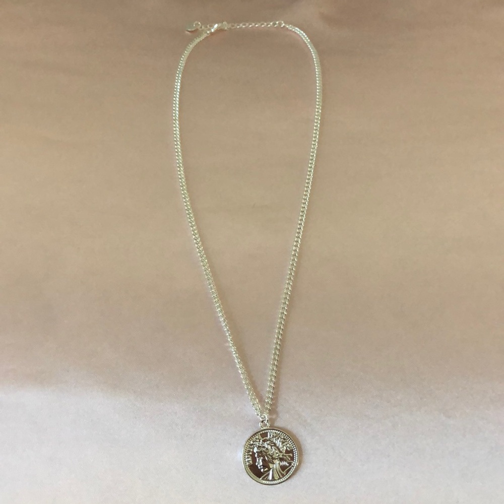 EVRY JEWELS “YES QUEEN” NECKLACE (SILVER)